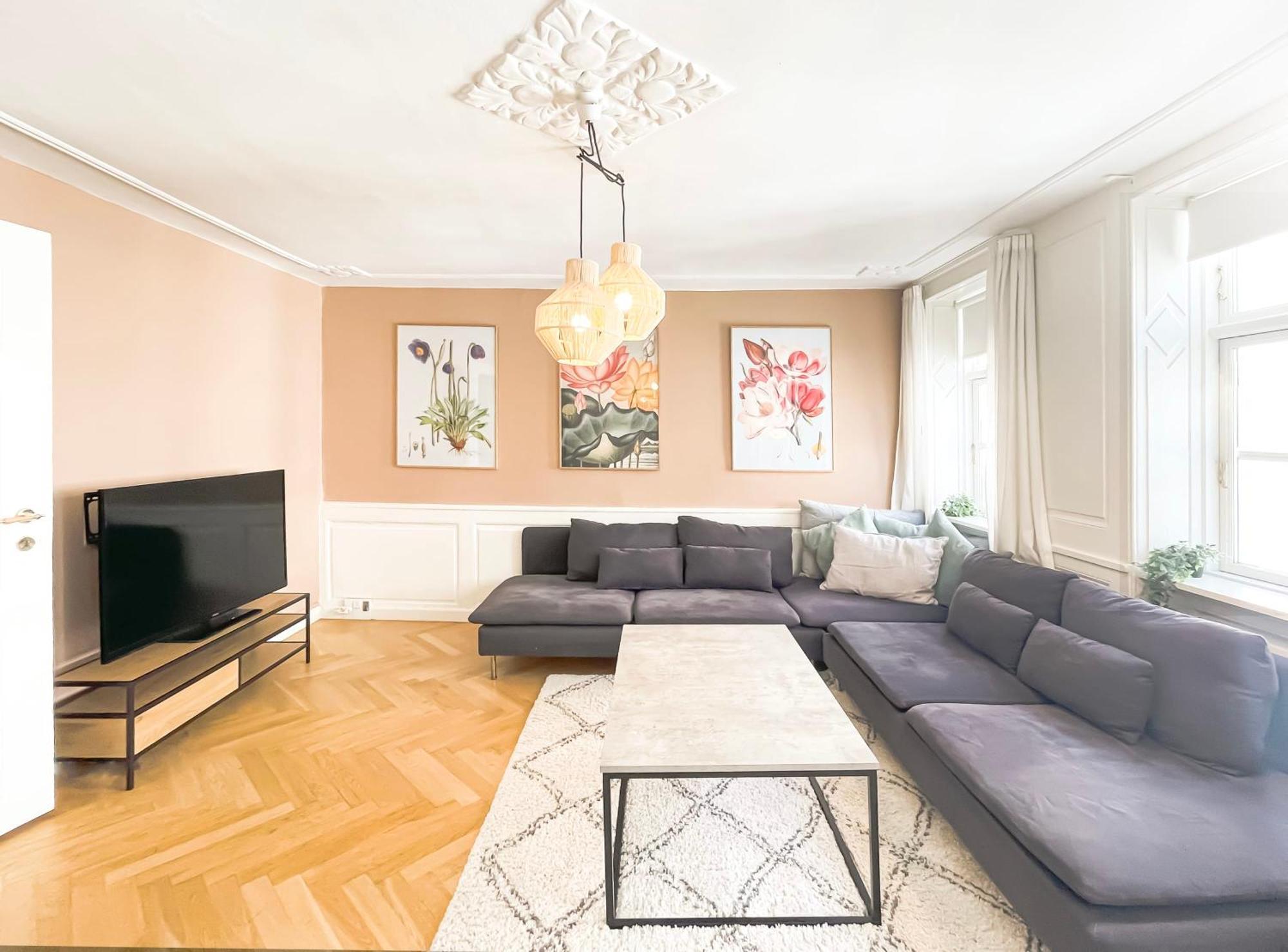Large With 4 Bedrooms In Appartement