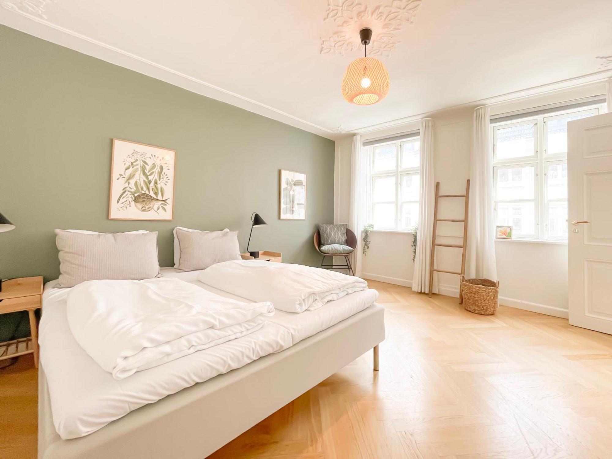 Large With 4 Bedrooms In *