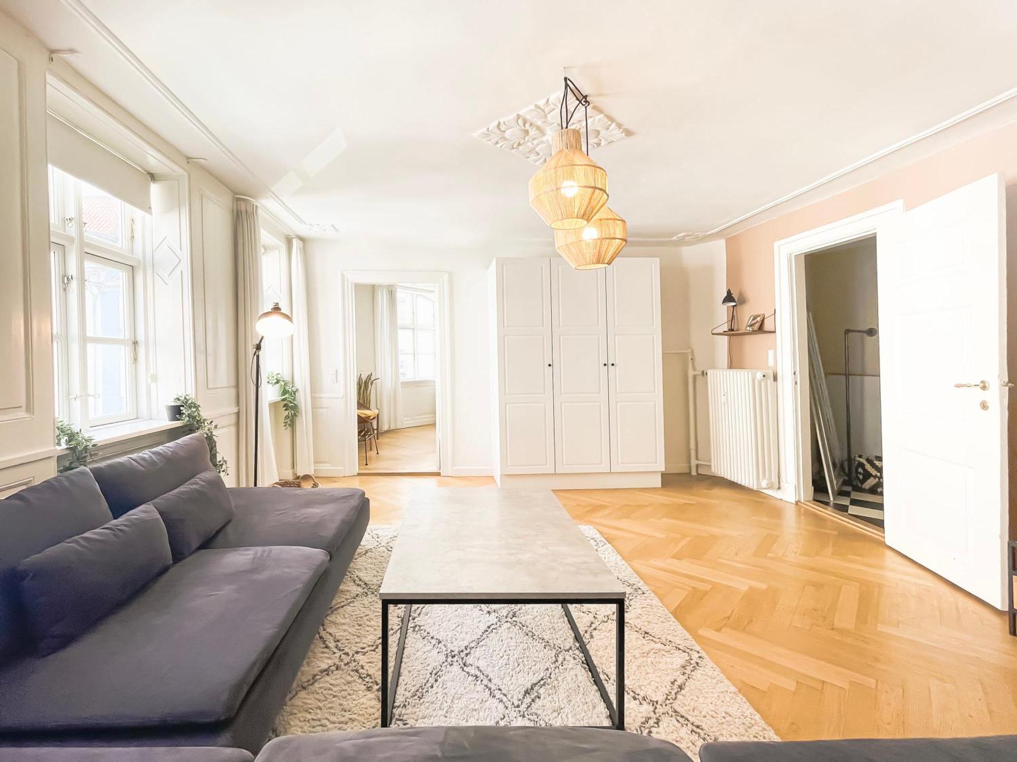 Large With 4 Bedrooms In Appartement *