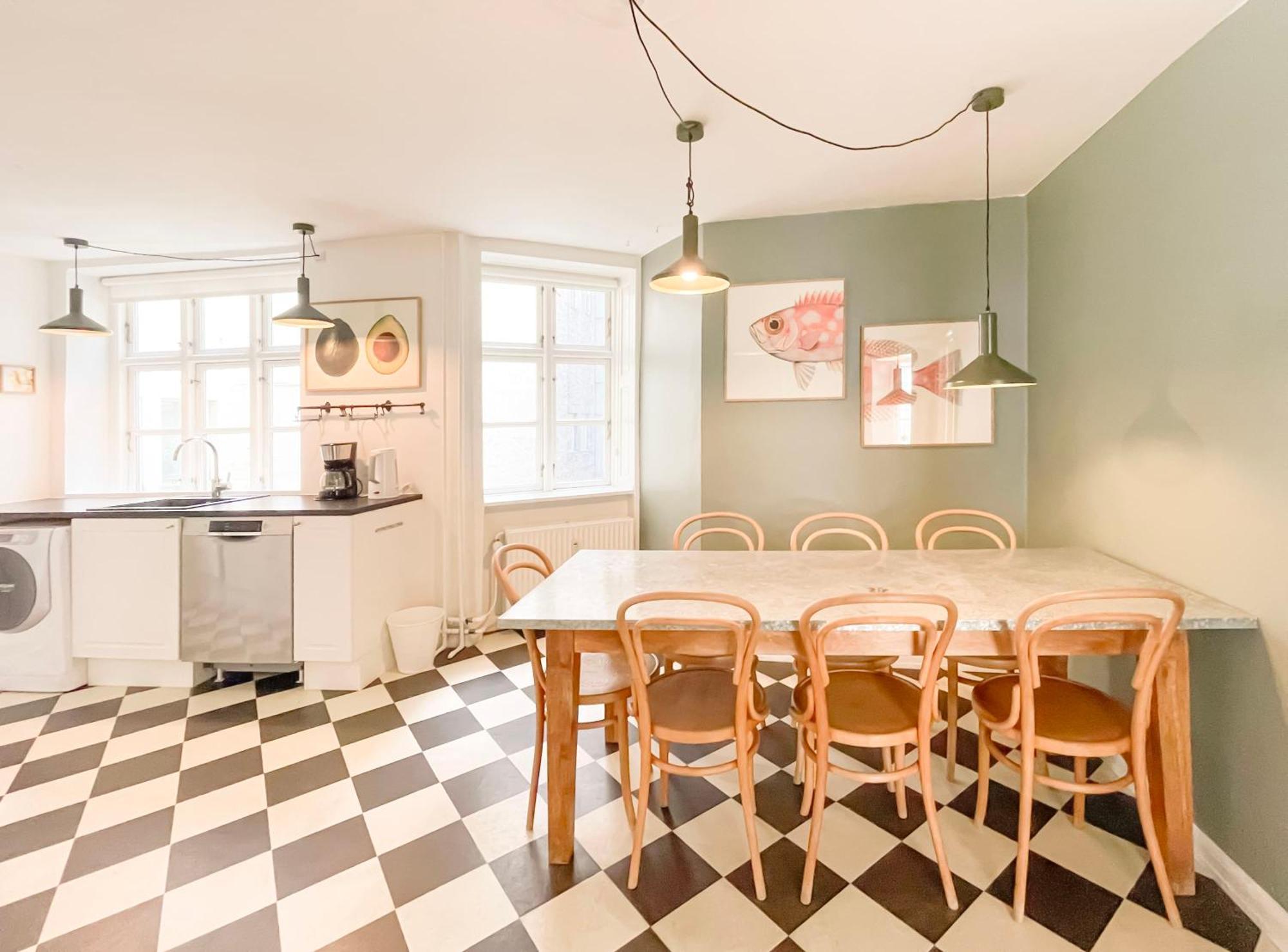 Large With 4 Bedrooms In Appartement Kopenhagen